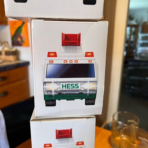 4 MIB 1990s Hess Trucks Bundle plus Set of 1996 Hess Truck Glasses, Mint - Picture 13 of 15